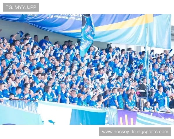 足球巨星收到中国球迷赠送的独特礼物展现深厚情谊和文化交流